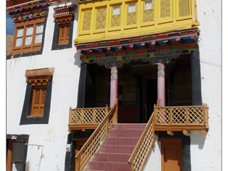 Le monastère de Likir a deux salles de rassemblement, connues sous le nom de dukhang, elles contiennent des statues de Bodhisattva, Amitabha, trois grandes statues de Sakyamuni, Maitreya et Tsong Khapa, fondateur de la secte des Bonnets jaunes (gelukpa).