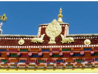 Symboles religieux au dessus de la porte du Dukhang.
