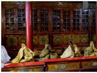 A l'intérieur du dukhang, dans des bibliothèques vitrées, des manuscrits anciens.