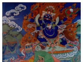 Dans le gonkhang, qui est dédié aux dieux protecteurs, nous retrouvons Vaishravana "Celui qui entend tout". Ce chef des Lokapalas siège au Nord, à la tête des Yaksha, génies de la nature. Il est de couleur jaune et son attribut est la mangouste crachant les joyaux (nakula) et la bannière. A l'arrière plan, on reconnait Yama, le dieu de la mort.