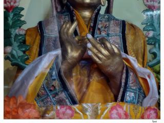 Statue de Tsong Khapa, fondateur de la secte des Bonnets jaunes.