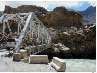 Traversée du pont pour suivre la rive gauche de l'Indus.