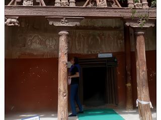 Le Sumtsek Temple à trois étages, date de 1217; il renferme les statues monumentales de Maitreya, le Bouddha du Futur, Avalokisteshvara, le Bouddha de la Compassion et Manjushri, celui de la Sagesse. Les têtes de ces statues en bois atteignent le dernier étage( entre 4 et 5 mètres au total). Sa magnifique façade est en bois sculpté et d'influence indo-cachemiri.