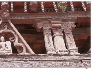Les sculptures en bois de saule au dessus du porche d'entrée du Sumtsek Temple sont les mêmes que celles qui décorent les temples du Cachemire indien. Ici, Maitreya, le Bouddha du Futur.