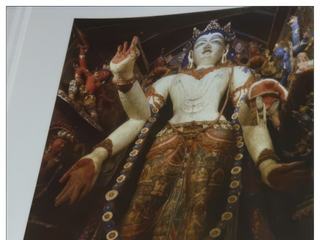 A l'intérieur du Sumtsek Temple, l'impressionnante statue d'Avalokiteshvara (le Bouddha de la Compassion), de quatre mètres de haut. (photo extraite d'un livre).