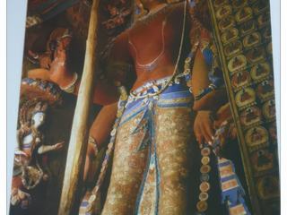 Statue de Maitreya, d'une hauteur de 5,18 mètres. Les jambes sont recouvertes de scènes de la vie du Bouddha.