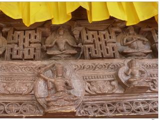 Détails des sculptures en bois de la façade du Manjushri Temple.