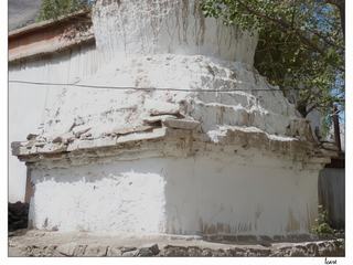 Le chörten (stupa tibétain) illustre les étapes de la méditation permettant d'atteindre l'unité qu'il symbolise.