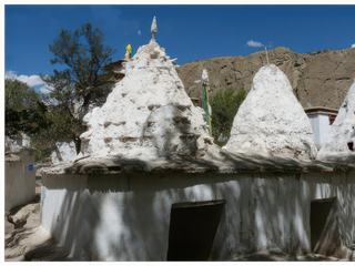 Le choskhor (enclave religieuse) d'Alchi est environné de montagnes.