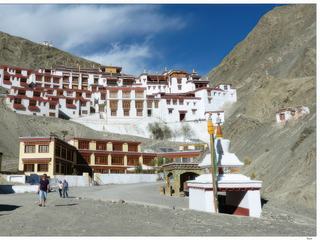 Vue sur le monastère de Rizong, niché à flanc de montagne tout au fond d’une étroite vallée.