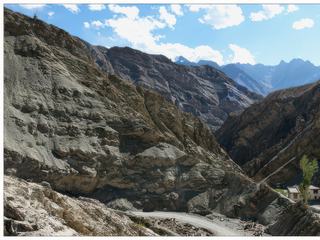 Vue sur la piste carrossable qui mène au monastère de Rizong.