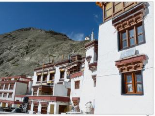 Le monastère de Rizong, qui signifie "forteresse de la montagne", appartient à l'ordre gelupka, les moines doivent observer des règles et normes très strictes, appelées les "règles de Vinaya", et obéir aux trois vœux religieux fondamentaux de pauvreté, de chasteté et d'obéissance.