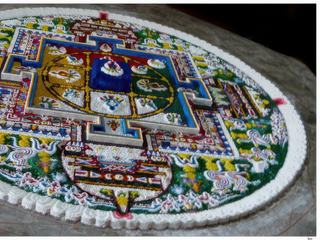 Normalement les mandalas de sable coloré sont éphémères puisqu'ils sont détruits, mais à Rizong celui-ci est conservé pour les visiteurs.
