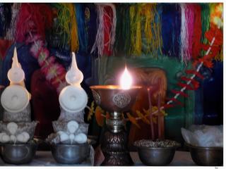 Lampes à beurre et offrandes.