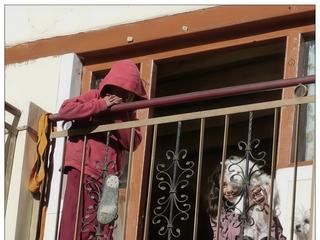 Les enfants sont accueillis au monastère à partir de huit ans. Ces fillettes viennent souvent de loin, séparées de leurs parents mais une éducation religieuse et scolaire leur est assurée.