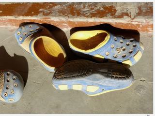 Les chaussures des fillettes devant la porte d'une classe.