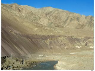 Vue sur les montagnes et l'Indus.