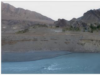 Vue sur l'Indus et les berges environnantes.