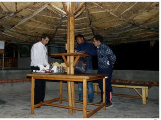 Au fond du parc, surplombant l'Indus, le bar où nous allons prendre l'apéritif et reparler du monastère de Rizong et de la nonnerie Chomoling.