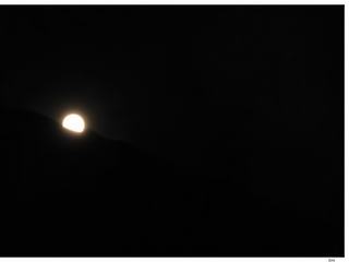 Il fait nuit noire, le directeur de cet établissement est un passionné d'astronomie et pour nous faire plaisir il a fait installer pour nous une longue vue...