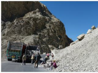 Des ouvriers travaillent à la réfection de la route dans des conditions extrêmement dures.