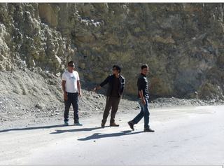 Trois de nos cinq sympathiques chauffeurs ladakhis (le nôtre au centre).