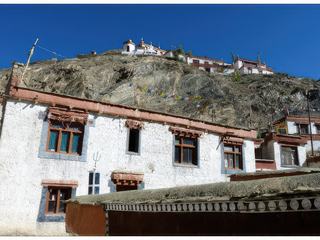 Les origines de la lignée drikung remontent au temps des deux grands maîtres indiens: Tilopa et son disciple Naropa. Naropa qui méditait sur un minuscule bout de terre au milieu d'un lac, émit le voeu de voir construire un monastère à cet endroit. Quelques temps plus tard, le lac s'assécha et un monastère fut érigé, ce fut le monastère de Yung Drung Tharpa Ling.