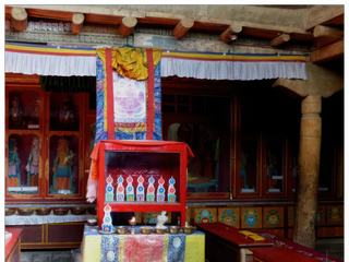 Le monastère comporte plusieurs salles dont le dukhang, édifié autour de la grotte sacrée où séjourna Naropa et le gonkhang avec ses fresques très anciennes représentant la vie du Bouddha.