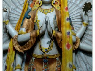 Représentation d'Avalokiteshvara, le Bouddha de la Compassion, le dalaï-lama est considéré comme sa réincarnation.