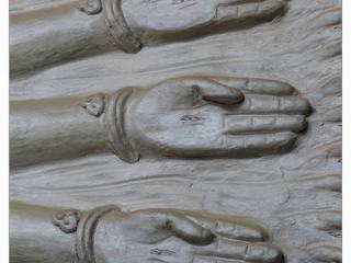 Un œil dans la paume de chaque main pour montrer qu'Avalokiteshvara veille sur une infinité d’êtres vivants pour prendre soin d’eux.