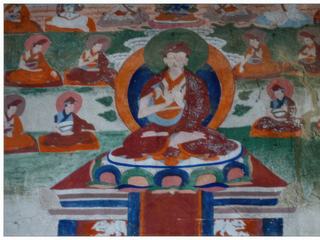 Représentation du Bouddha dans différentes positions des mains. La coiffure montre bien qu'il s'agit de la secte des Bonnets rouges.