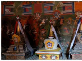 A l'intérieur comme à l'extérieur du monastère de nombreux chörtens.