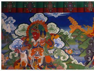 Comme dans tous les monastères, nous retrouvons les dieux protecteurs. Ici,deux des quatre lokapalas, les "Gardiens du monde". A gauche, Virupaksa, de couleur rouge, tient un stupa dans la main gauche et un serpent dans la main droite. A droite, Vaishravana, de couleur orange, tient une bannière de victoire dans la main droite et une mangouste crachant les joyaux (nakula) dans la main gauche.