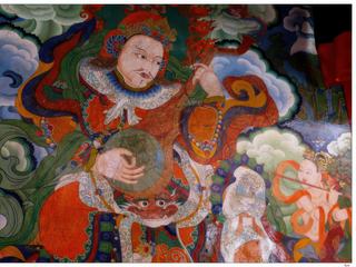 Dhritarastra, "Celui qui maintient le royaume de la Loi". De couleur blanche (pureté), il siège à l'Est et porte une pipa (instrument à cordes). Au Népal, on le connaît sous le nom de Vinaraja, "le roi qui joue de la vina". Il règne sur les Gandharvas, esprits musiciens.