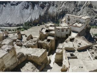 Vue sur les toits plats des maisons du village de Lamayuru, situé en contrebas.
