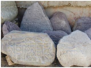 Les pierres à mani sont souvent gravées de l'inscription "Ôm Mani Padme Um", qui est la prière murmurée par tout le monde à longueur de journée (cela signifie: "Salut ô joyau dans la fleur de lotus").