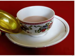 Thé au beurre de yak. En réalité, il s'agit de beurre de dri, la femelle du yak domestiqué. Voici la recette: 7 tasses d'eau 1 c. à s. de thé 1 tasse de lait 1/3 de tasse de beurre rance de yak 1 à 3 c. à c. de sel Faire bouillir l'eau dans une casserole. Ajouter le thé et le lait, porter à ébullition. Ajouter le beurre et le sel, laisser bouillir pendant 2-3 minutes. Battre à la main ou dans un mixeur jusqu'à formation d'une mousse. Verser dans une théière chauffée et servir.