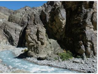 Nous sommes à présent au fond de la gorge où coule une rivière bleue turquoise.