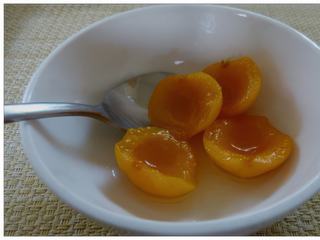 Au dessert, les délicieux abricots frais de la région, juste pochés dans un sirop.