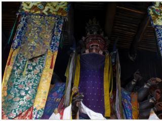 Nous poursuivons la visite en escaladant les escaliers sur la droite du dukhang; nous arrivons au gonkhang, la salle des protecteurs, baignée dans l'obscurité, comme souvent dans les monastères.