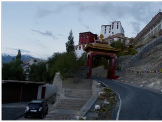 Il est 6 heures, nous pénétrons sur le site monastique par une entrée située sur le côté.