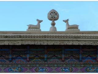 La roue du Dharma sur un bâtiment récent.