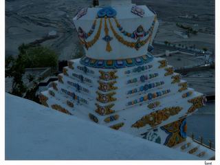 Vue sur un joli stupa en contrebas.