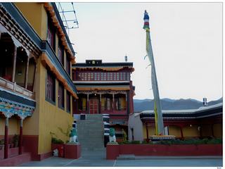 Le monastère a été construit au XVe siècle par Palden Zangpo sur le site d’un précédent monastère fondé par Jangsem Sherab Zangpo, son professeur.