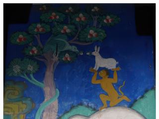 La légende des quatre frères Harmonieux est présente dans beaucoup de monastères, cette histoire extraite du Tittira-Jataka, est la représentation d'une histoire racontée par le Bouddha à ses disciples. Il était une fois dans une forêt à Varanasi (Inde), quatre animaux, un éléphant, un singe, un lapin et un oiseau (faisan ou perdrix) qui se disputaient sur la propriété d'un arbre. L'éléphant affirmait l'avoir vu en premier; le singe disait que c'était son arbre parce qu'il avait grandi grâce à ses fruits; le lapin disait qu'il s'en était nourri quand l'arbre était jeune et le faisan expliquait que l'arbre avait poussé en ce lieu grâce à la graine d'un fruit qu'il avait mangé puis rejeté dans une fiente. L'éléphant, le singe et le lapin acceptèrent l'argument du faisan puisqu'il était à l'origine de l'arbre. Les quatre animaux sont ainsi devenus amis et ont décidé de partager les ressources offertes par l'arbre. C'est pourquoi le faisan est représenté sur le lapin, lui-même posé sur le singe qui est monté sur l'éléphant. Ces animaux représentent l'harmonie, l'unité et le dépassement du désir. Leur relation ne tient pas compte de l'âge, de la force ou de la taille. Il existe différentes versions de l'histoire, mais elles enseignent la même morale, à savoir le respect des anciens, la coopération et la générosité.