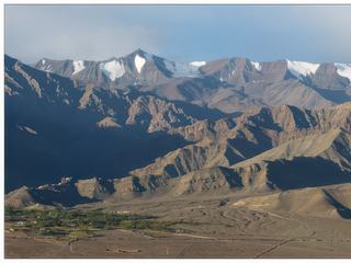 Nous restons en contemplation devant la chaine montagneuse de Stock-Matho, dont le sommet, le "Stok Kangri", culmine à 6 121 m.