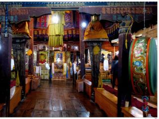 Bannières de victoire, grands tambours et photo du dalaï-lama dans le lakhang du monastère de Thiksey.