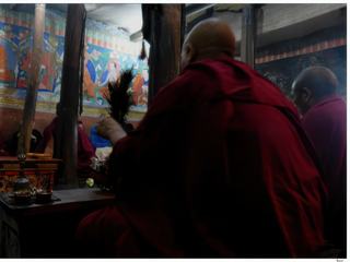 Au mur, des fresques du Bouddha...