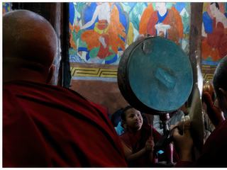 Les psalmodies des mantras sont ponctuées par des jeux de cymbales, tambours et trompettes.
