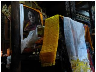 Le trône du dalaï-lama et celui du rimpoche sont au fond de la salle.
